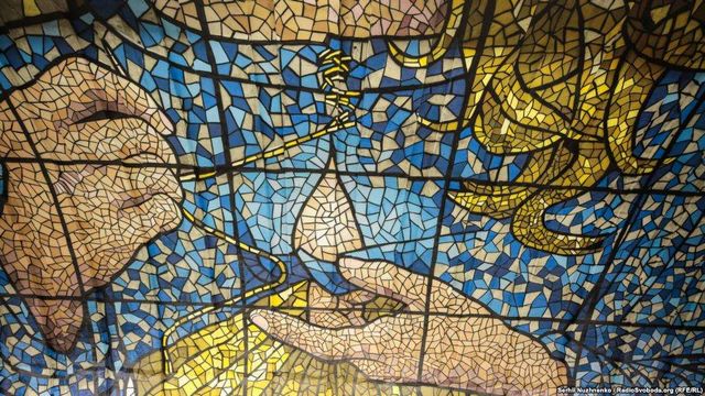 Схід і Захід: у київському метро з'явився потужний арт-об'єкт - фото 296684