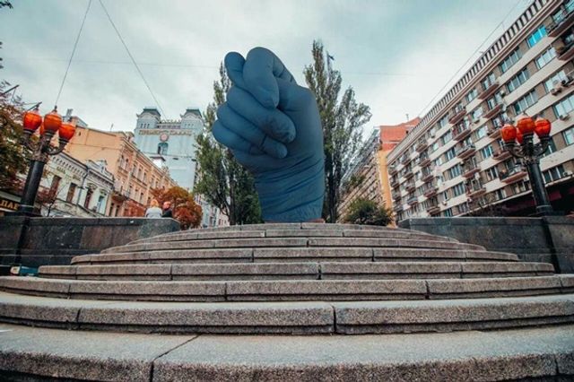 Синя рука у Києві - фото 296771