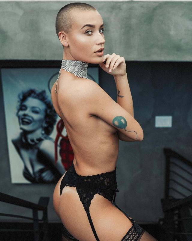 Дівчина тижня: сексуальна Вендела Ліндблом, яка стала першою лисою моделлю Playboy (18+) - фото 297012