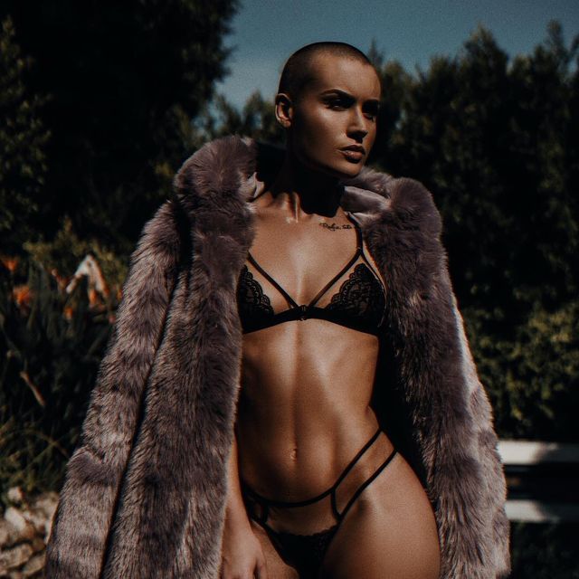 Дівчина тижня: сексуальна Вендела Ліндблом, яка стала першою лисою моделлю Playboy (18+) - фото 297023