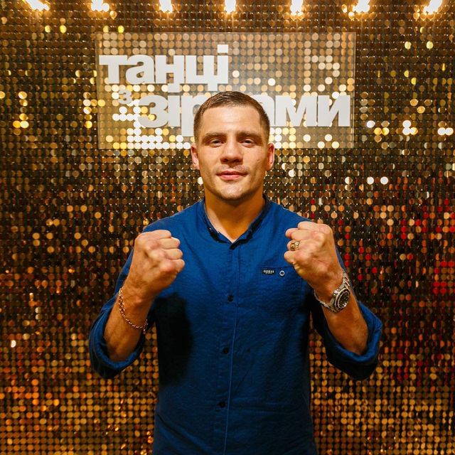 Берінчик встиг потанцювати у перерві між поєдинками - фото 297084