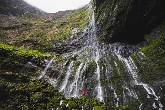 Захопливі подорожі в об'єктиві Елліота Хоукі: яскраві фото - фото 297110