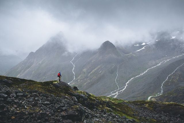 Захопливі подорожі в об'єктиві Елліота Хоукі: яскраві фото - фото 297133