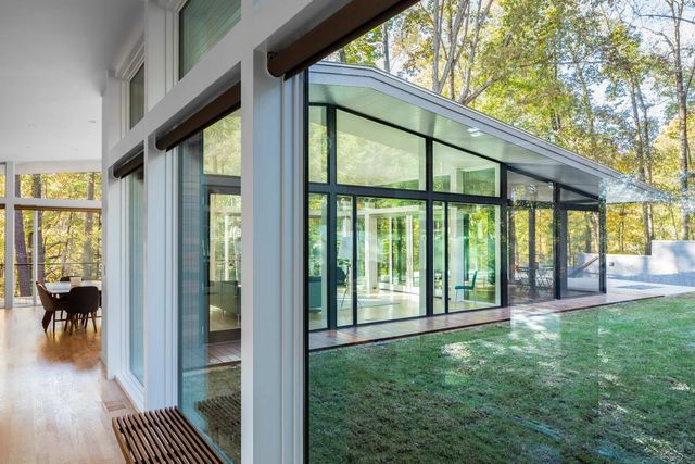 Ідеальний дім для інтровертів посеред лісу: яскраві фото - фото 297228