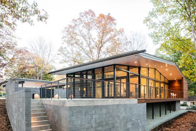 Ідеальний дім для інтровертів посеред лісу: яскраві фото - фото 297229