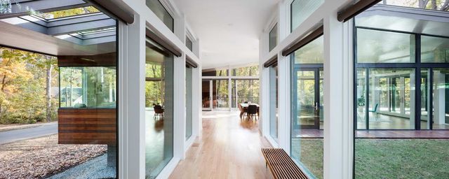 Ідеальний дім для інтровертів посеред лісу: яскраві фото - фото 297234