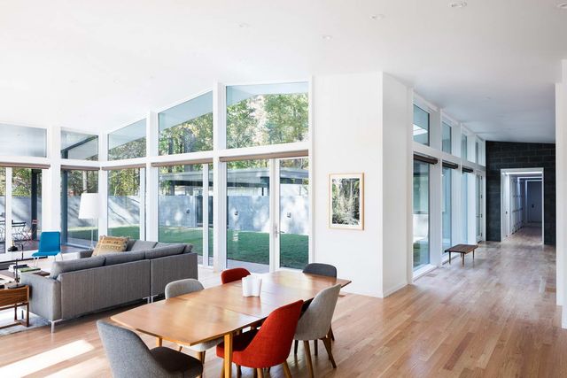 Ідеальний дім для інтровертів посеред лісу: яскраві фото - фото 297236