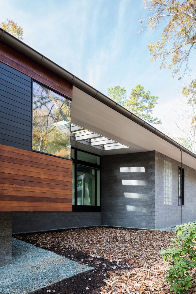 Ідеальний дім для інтровертів посеред лісу: яскраві фото - фото 297237