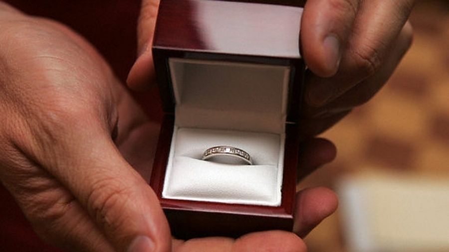 Уболівальник зробив пропозицію своїй дівчині під час матчу: зворушливе відео