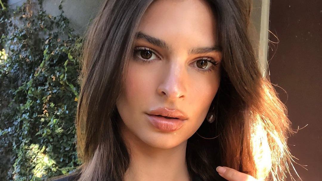 Зваблива Емілі Ратажковскі показала свої форми