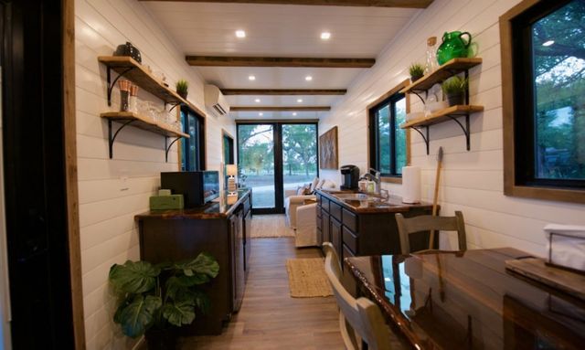 Незвичайний дім з контейнерів у США: ефектні фото - фото 297463