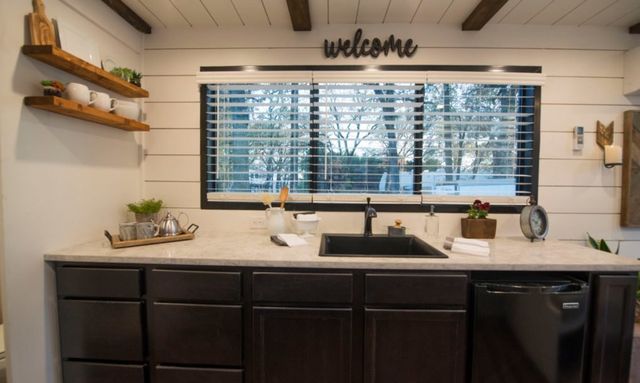 Незвичайний дім з контейнерів у США: ефектні фото - фото 297468