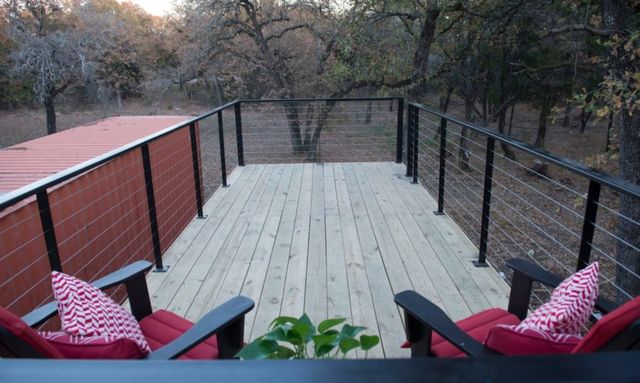 Незвичайний дім з контейнерів у США: ефектні фото - фото 297469