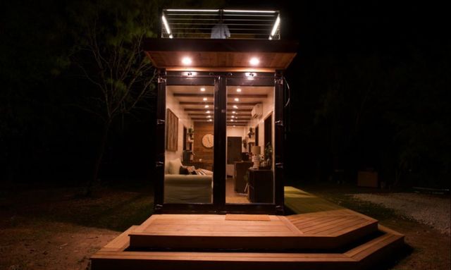 Незвичайний дім з контейнерів у США: ефектні фото - фото 297470