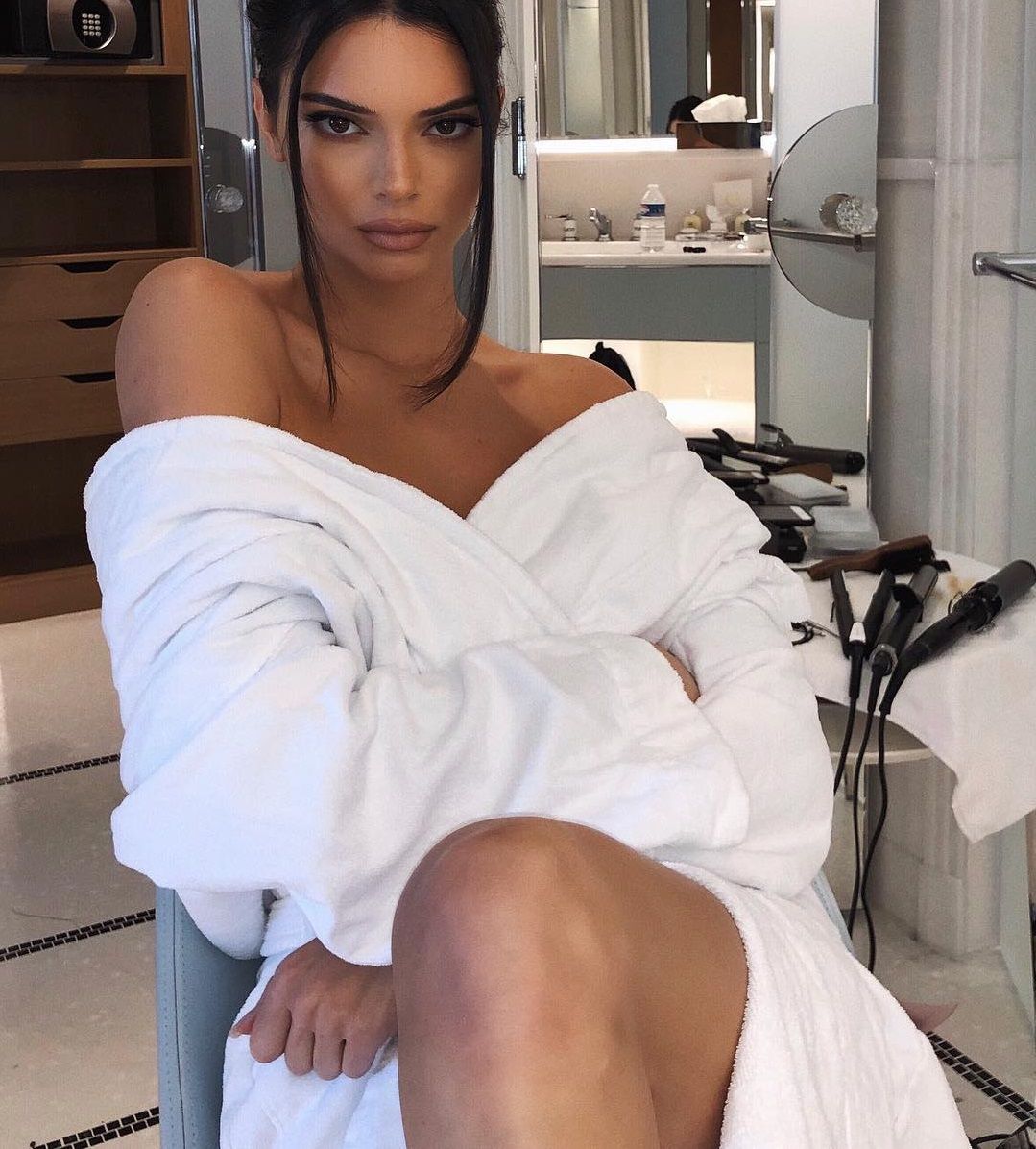 Кендалл Дженнер у розкішній сукні - фото 1