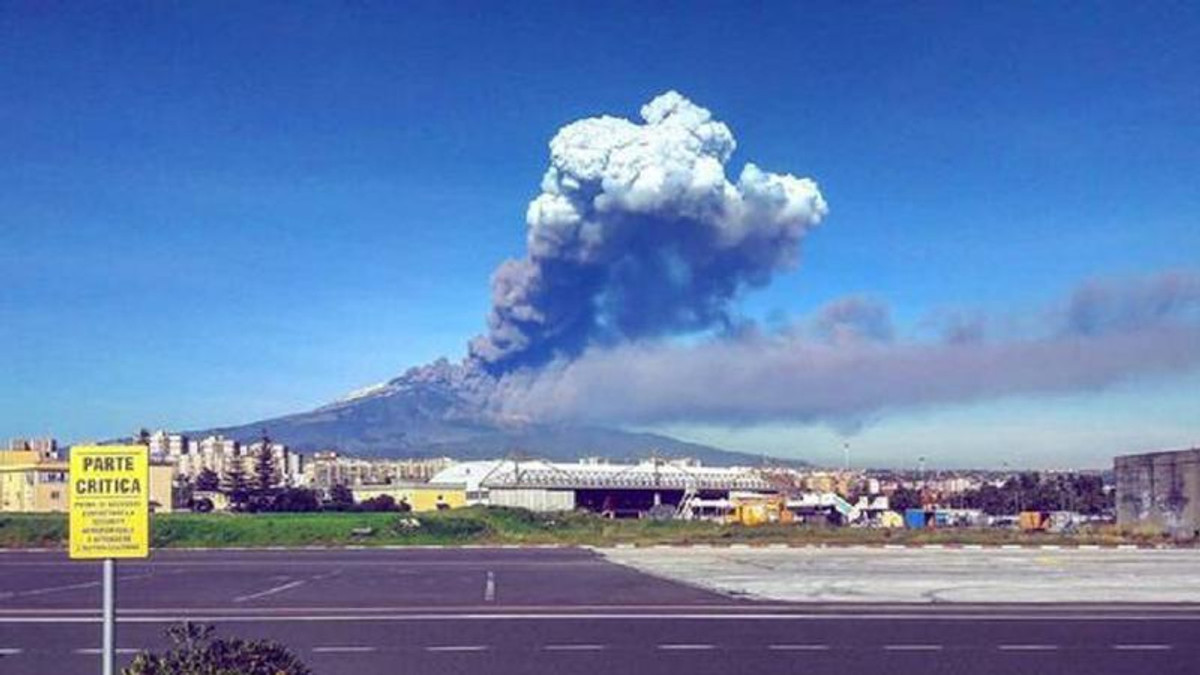 В Італії почав вивергатися найбільший діючий вулкан у Європі - фото 1