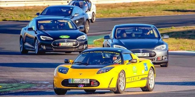 Перший електрокар Маска виграв гонку на витривалість- фото 297648