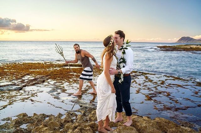 Аквамен випадково потрапив на весільну фотосесію - фото 297687