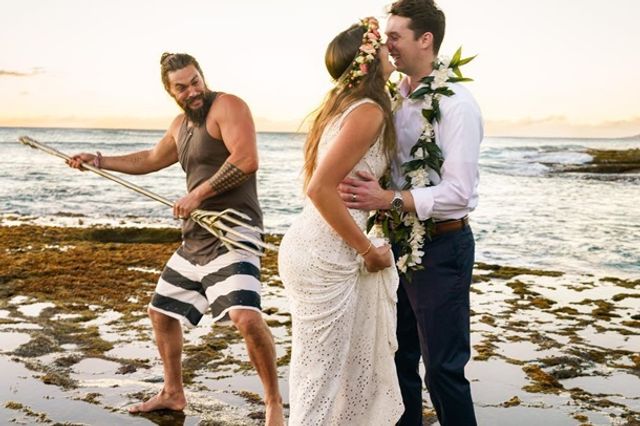 Аквамен випадково потрапив на весільну фотосесію - фото 297688