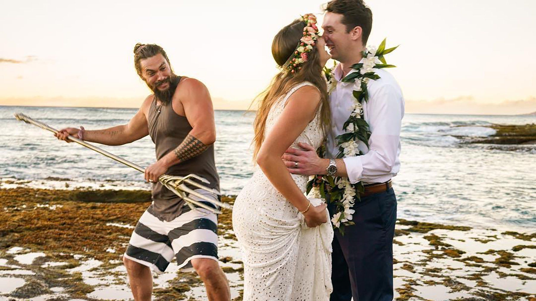 На знімках Момоа підкрадається до пари ззаду з тризубом - фото 1