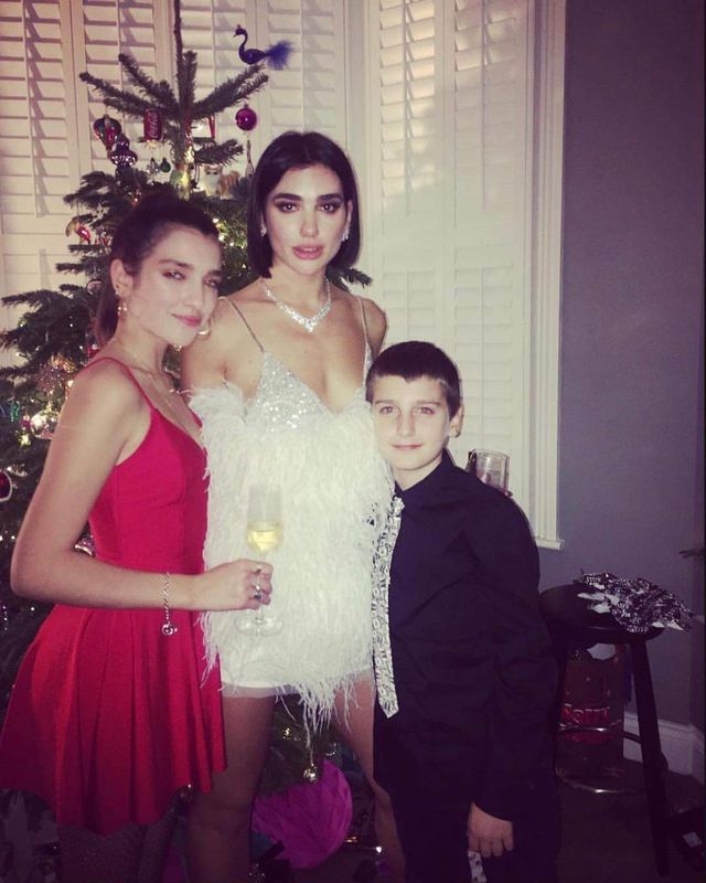 Дуа Ліпа вразила ефектним нарядом - фото 297901