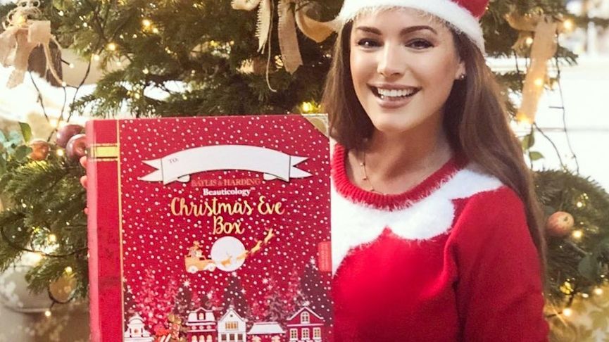 Відома модель станцювала гарячий новорічний стриптиз