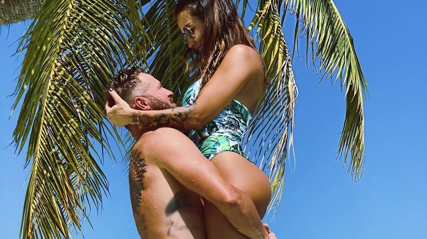 На знімках дівчина демонструє ідеальне тіло - фото 1