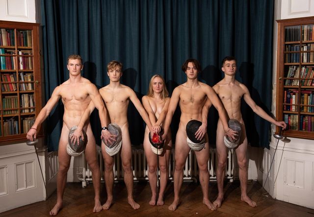 Британські студенти влаштували голу фотосесію для святкового календаря (18+) - фото 298030