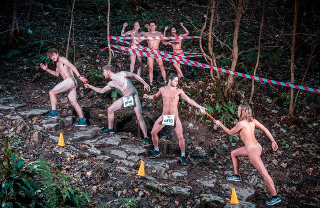 Британські студенти влаштували голу фотосесію для святкового календаря (18+) - фото 298034