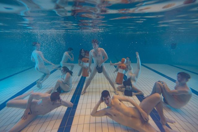 Британські студенти влаштували голу фотосесію для святкового календаря (18+) - фото 298038