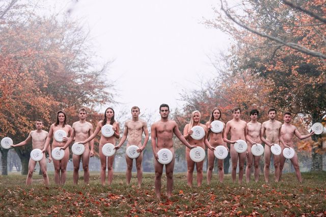 Британські студенти влаштували голу фотосесію для святкового календаря (18+) - фото 298039