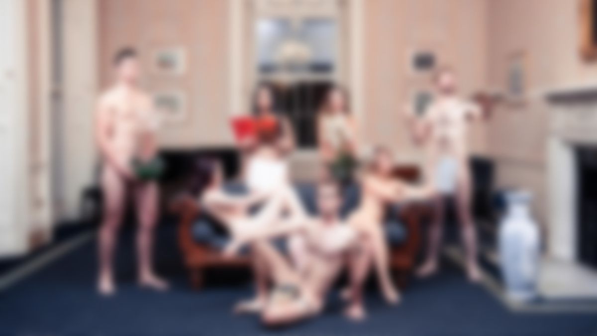 Британські студенти влаштували голу фотосесію для святкового календаря (18+)