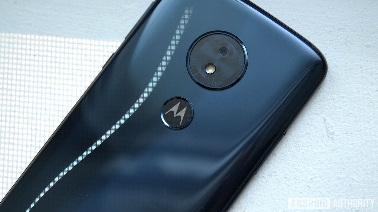 Motorola випустила смартфон з подвійною камерою