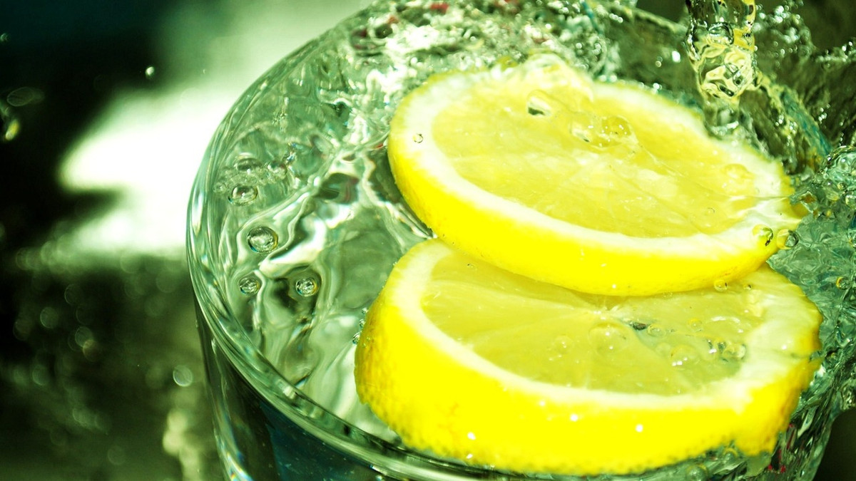 Тепла вода з лимоном чудово очищає організм - фото 1