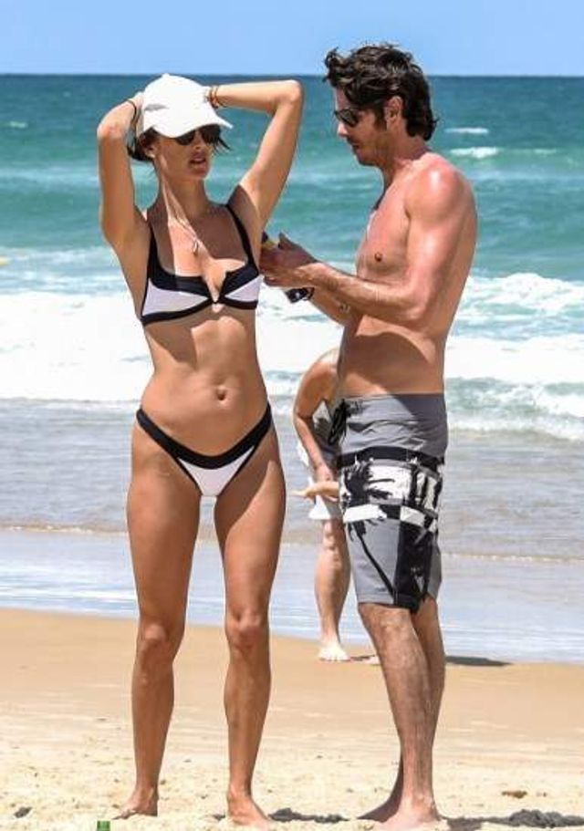 Алессандра Амбросіо похвалилася фігурою у чорно-білому купальнику - фото 298302