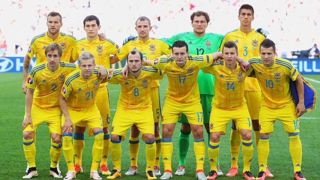 Гравці збірної України яскраво привітали уболівальників з прийдешнім Новим роком: відео