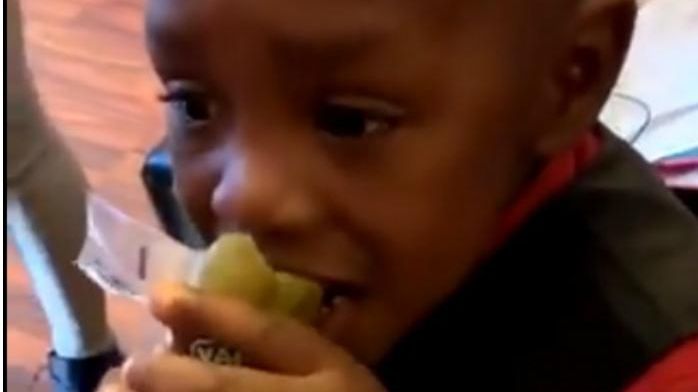 Несподівану реакцію хлопчика на квашений огірок показали на відео