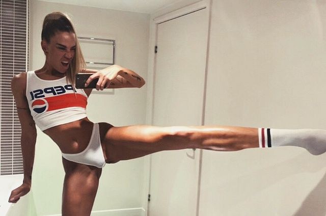 Дівчина тижня: модель Ія Остергрен з нереально довгими ногами - фото 298481