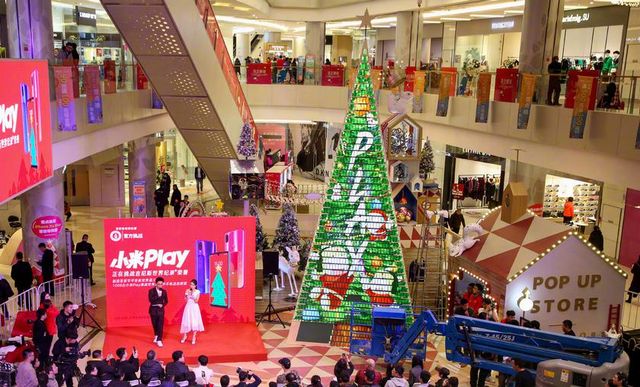 Xiaomi поставила світовий рекорд ялинкою зі смартфонів - фото 298707