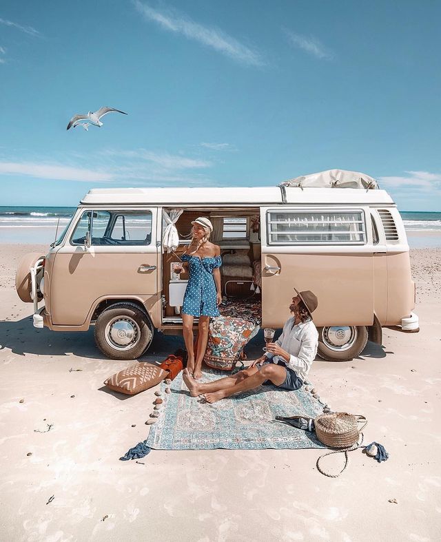 Пара мандрує Австралією на фургоні з вином: яскраві фото - фото 298717