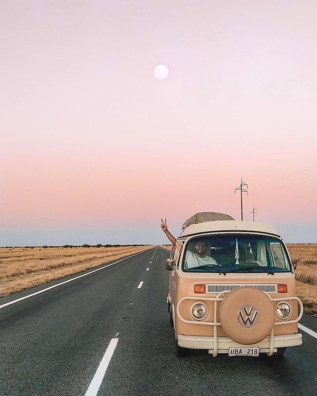 Пара мандрує Австралією на фургоні з вином: яскраві фото - фото 298718