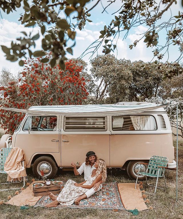 Пара мандрує Австралією на фургоні з вином: яскраві фото - фото 298721