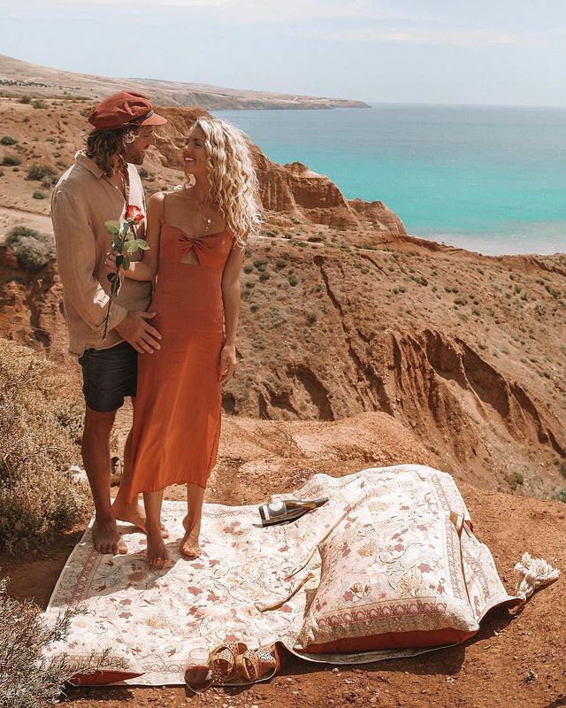 Пара мандрує Австралією на фургоні з вином: яскраві фото - фото 298728