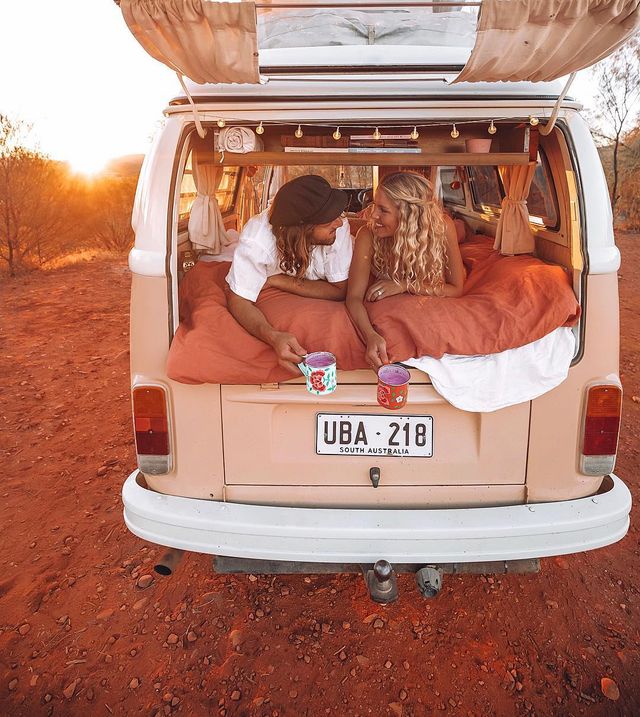 Пара мандрує Австралією на фургоні з вином: яскраві фото - фото 298729