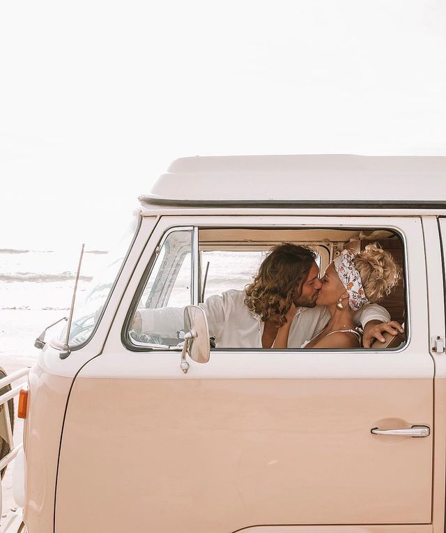 Пара мандрує Австралією на фургоні з вином: яскраві фото - фото 298731