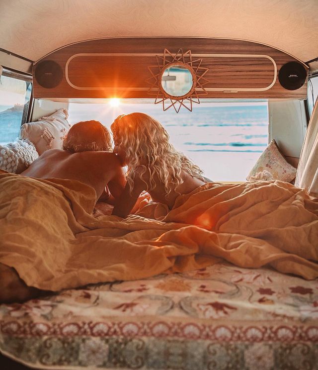 Пара мандрує Австралією на фургоні з вином: яскраві фото - фото 298732