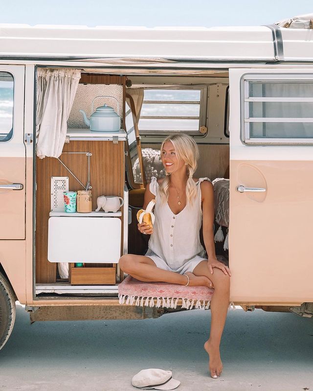 Пара мандрує Австралією на фургоні з вином: яскраві фото - фото 298733