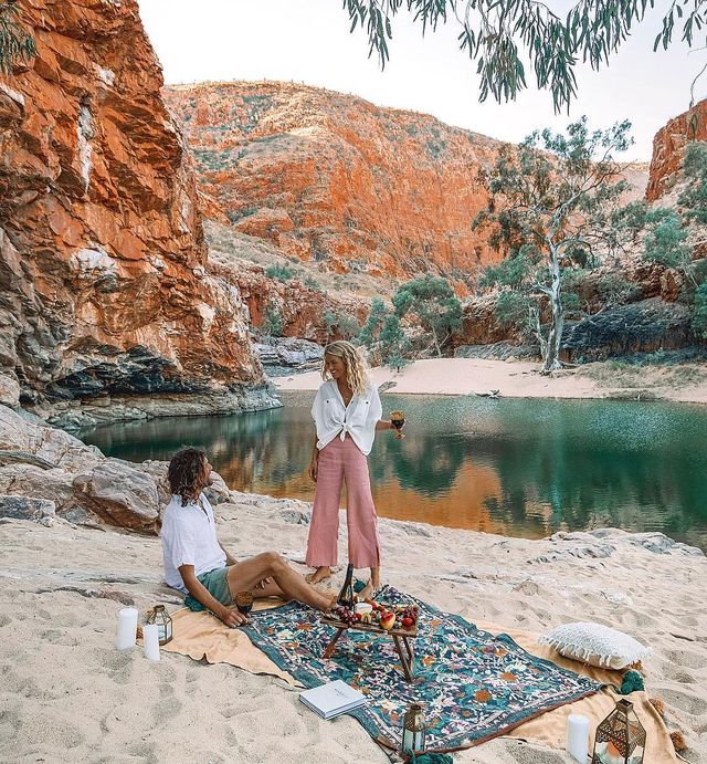 Пара мандрує Австралією на фургоні з вином: яскраві фото - фото 298734