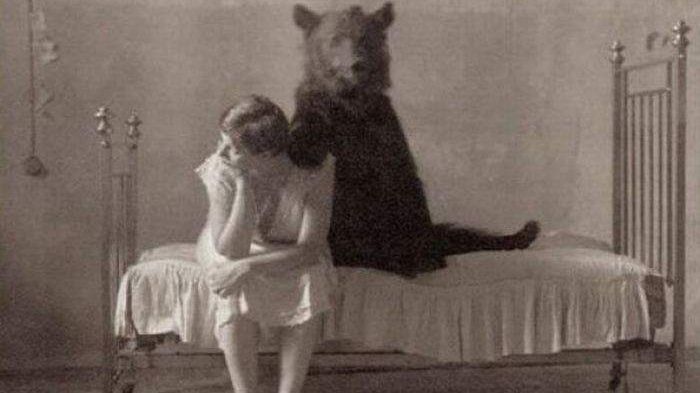 На цих ретро-знімках відбувається щось дивне