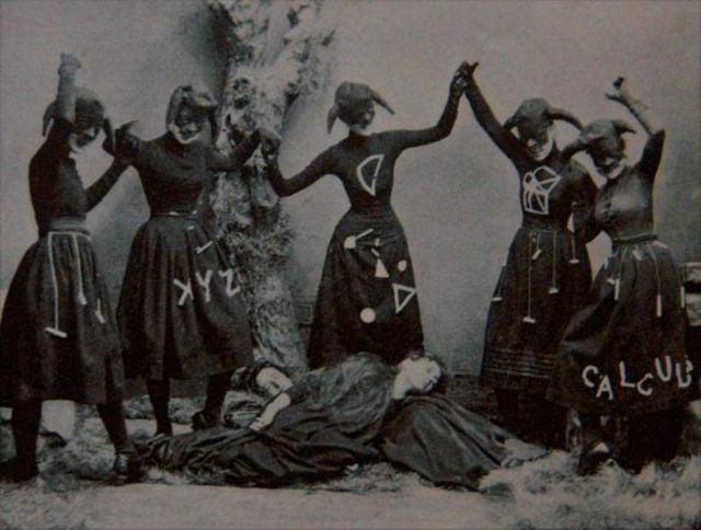 На цих ретро-знімках відбувається щось дивне - фото 298744